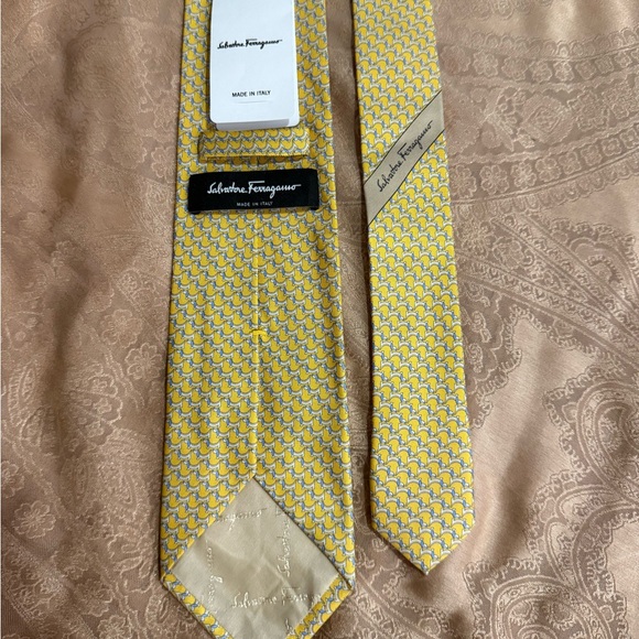 Salvatore Ferragamo Mens Yellow Dog Print Silk Tie - Picture 2 of 8